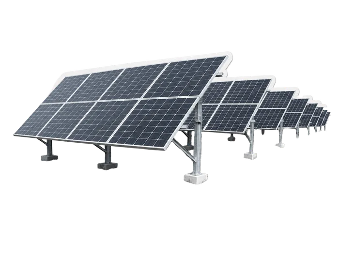Freigestellte Reihe von Solarmodulen für Netzanschlüsse von Solarparks